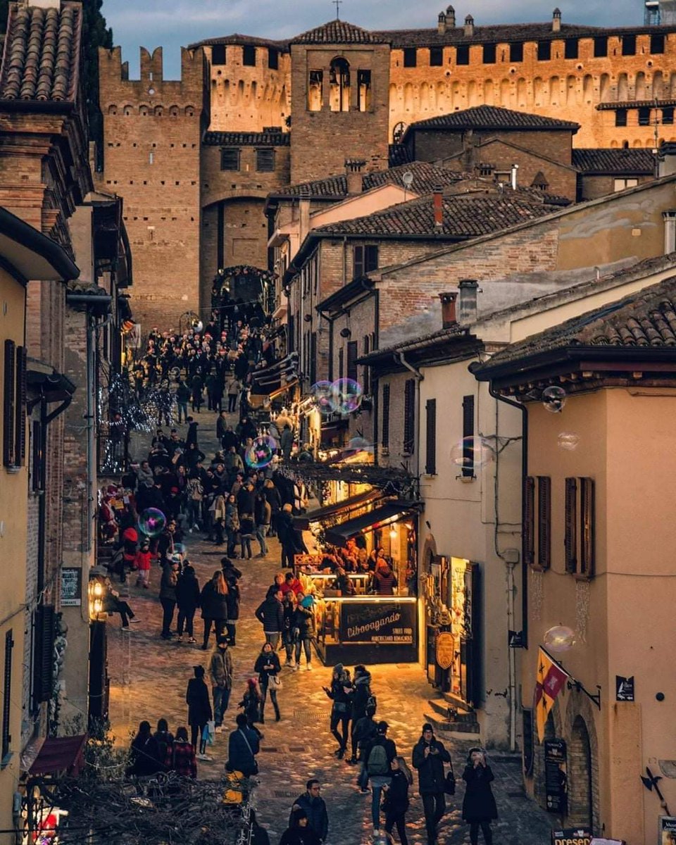La Rocca di #Gradara, una delle strutture medioevali meglio conservate in #Italia, è un magico castello di #Natale e vi aspetta fino al 6 gennaio. 🎁

I mercatini di Natale nelle Marche 👉 destinazionemarche.it/mercatini-di-n…

#destinazionemarche #marche
Foto di Gionata Taddei