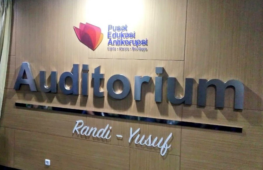 Penghormatan terbaik untuk Randi dan Yusuf, dua mahasiswa Kendari yang tewas ditembak aparat ketika berdemonstrasi menentang revisi UU KPK, September 2019. Nama mereka diabadikan di auditorium gedung lama <a href="/KPK_RI/">KPK</a>. Hormat sedalam2nya.