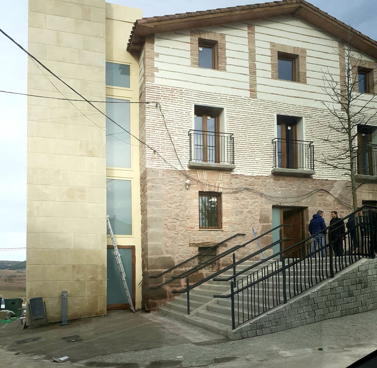 AzofraPilgrims's tweet photo. Poco a poco va tomando forma la rehabilitacion del antiguo #sindicato de #Azofra Villa de #Peregrinos  #caminodesantiago https://t.co/xoU5PlKe4R
