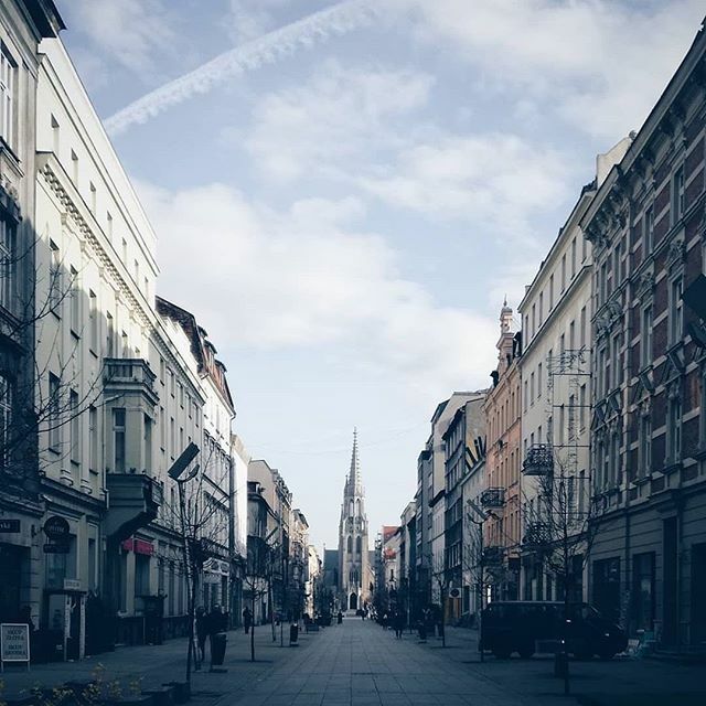 This is #Katowice's main high street, located a mere 5 minute walk from the Rynek (market square), and arguably a better starting point for visitors than the city's market square itself. It's best to think of #Mariacka as not only the central 'strip' of … ift.tt/2tzzeHh