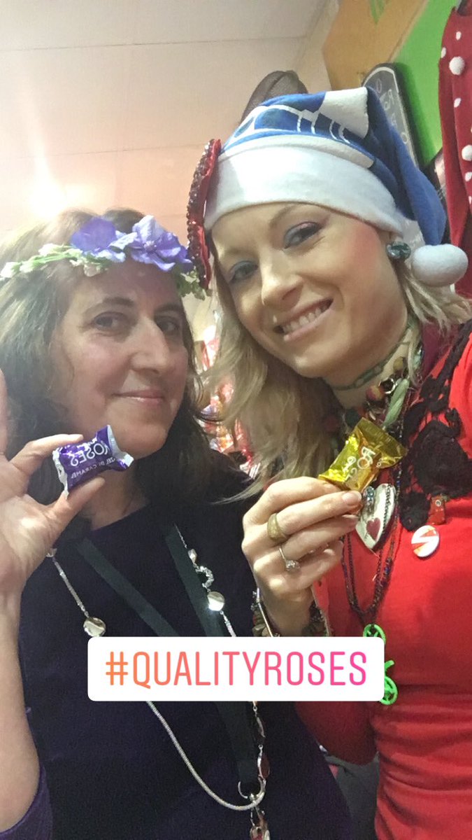 DeliaCazzato's tweet photo. Merry Christmas 🎄 to our fabulous OxFamily from @ForeyJade and Dee at @OxfamPinner #QualityRoses #Christmas #Volunteers https://t.co/4W996ww7Wa