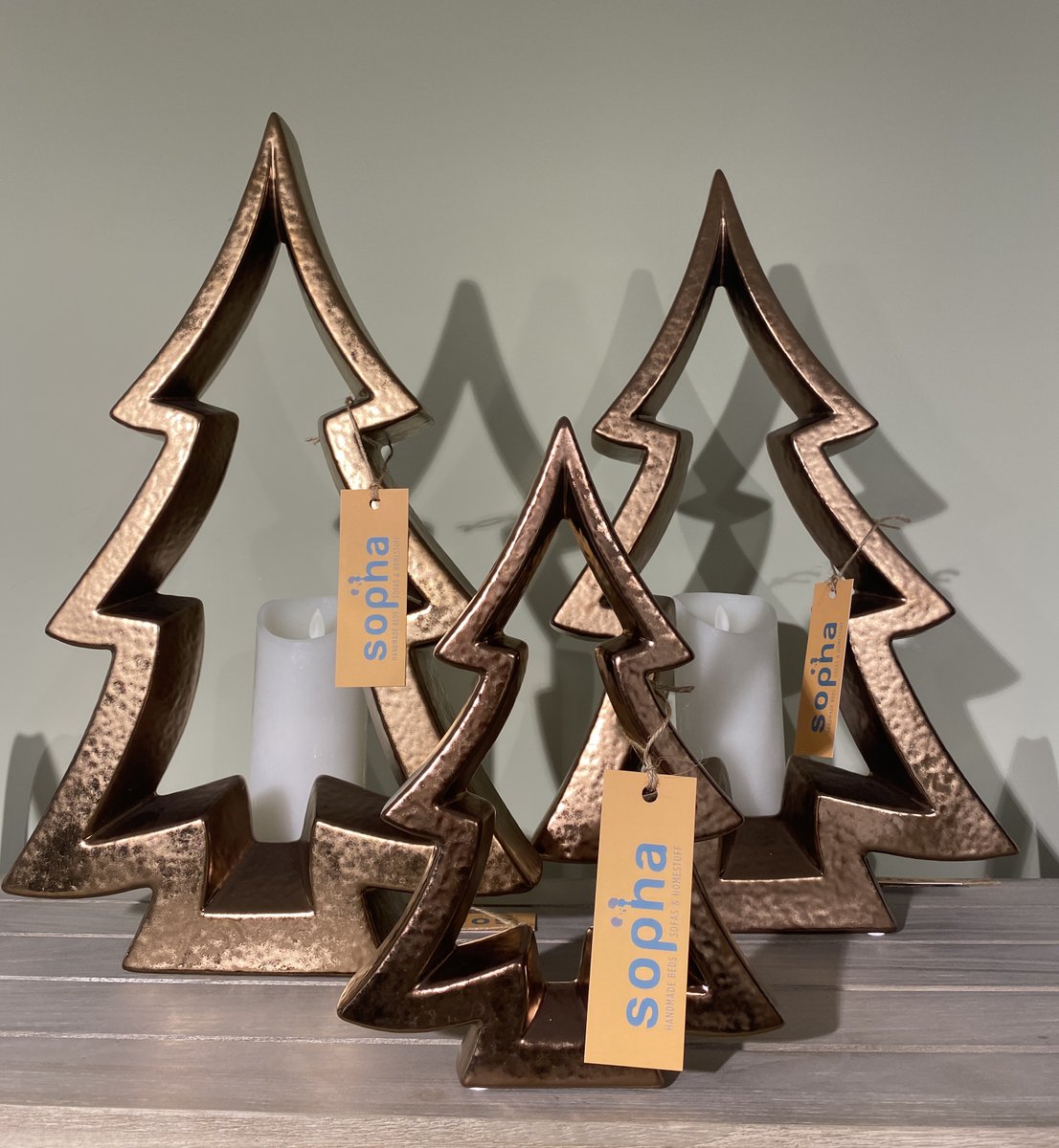 SophaUK's tweet photo. We❤️ Ideal Home's top tip for decorating your living room this Christmas:🎄 'Set the scene with a simple centre piece'. 

#ThursdayThoughts #Christmas #ChristmasIdeas #HomeInspiration #ChristmasCentrePiece #FunAndFestive #shoplocal https://t.co/SUGIuUL1zK