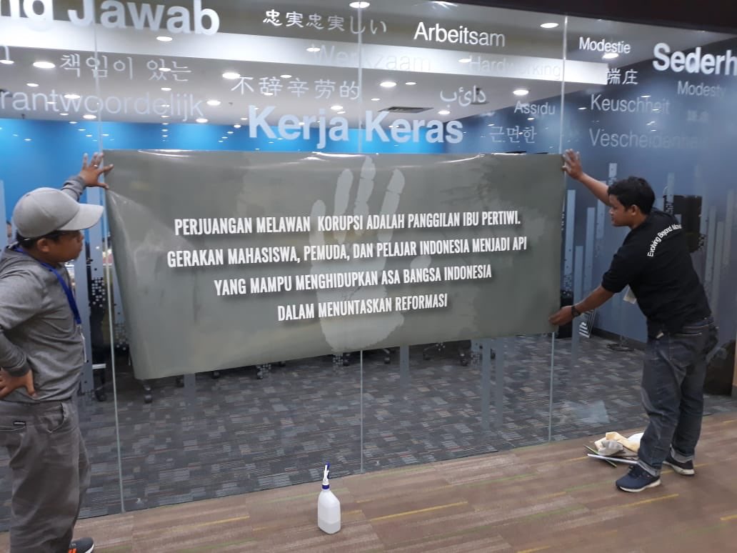 Yusuf dan Randi telah dibunuh oleh kekuasan, namun perjuangannya tak padam. Nama, semangat dan nilai perjuangannya bersama seluruh mahasiswa, pelajar dan masyaraka telah diabadikan di salah satu ruangan, di gedung KPK, sebagai pengingat untuk kita semua. Tetap berlawan! <a href="/KontraS/">KontraS</a>