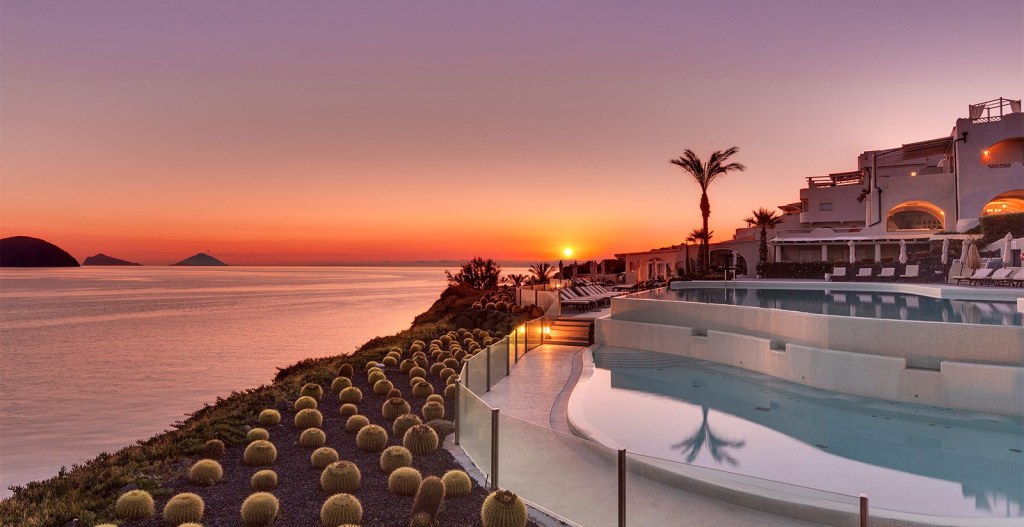 Therasia Resort di Vulcano, location da sogno per un matrimonio unico. admaioraproject.it/therasia-resor…