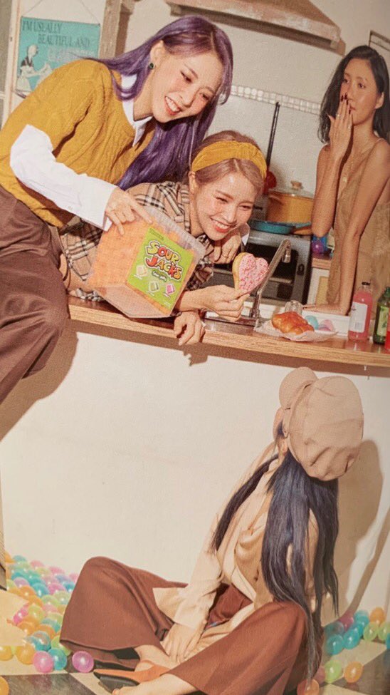 they way moonsun are looking at wheein, that’s their baby 
