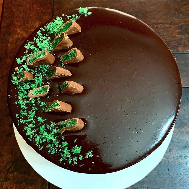 idocupcakes's tweet photo. Finished product! Lucy chose this ‘A Slice of Choc mint Heaven’ from @katherine_sabbath awesome book #bakeaustraliagreat #mirrorglazecake #chocolatemirrorglaze #chocmintcake https://t.co/O7BAYi5Gqj https://t.co/3xpYuYcee5