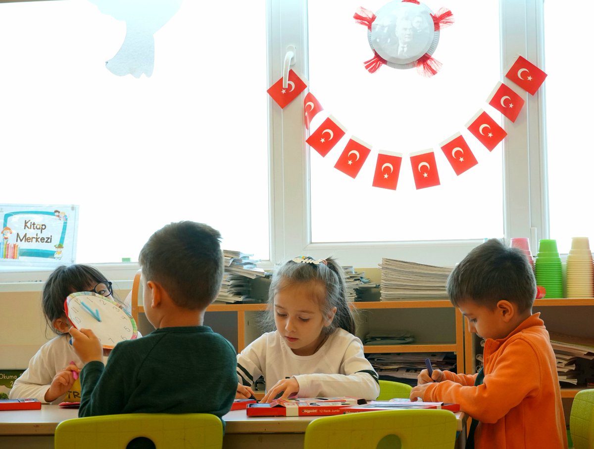 "Minik Mucitler" ve "Pandalar" Ana Sınıflarımız matematik dersinde saatleri öğrenip kendi saatlerini yaptılar. Ayrıca Gece ile Gündüz farkını deney, gözlem yoluyla öğrendiler. 🌏⏰🌃
#GiresunDogaKoleji