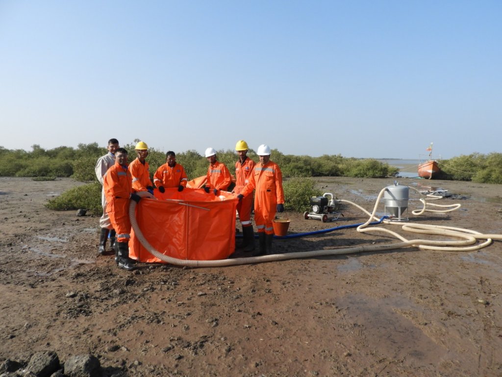 IndiaCoastGuard's tweet photo. Pollution Response Exercise was conducted at Gulf of Kutch #Gujarat on 18 Dec to further enhance inter-operability &amp; Cooperation between agencies for efficient response to address Oil Pollution at sea. Assets of #ICG &amp; Oil handling agencies at GoK took part in the exercise. https://t.co/UcBBkPiKoa