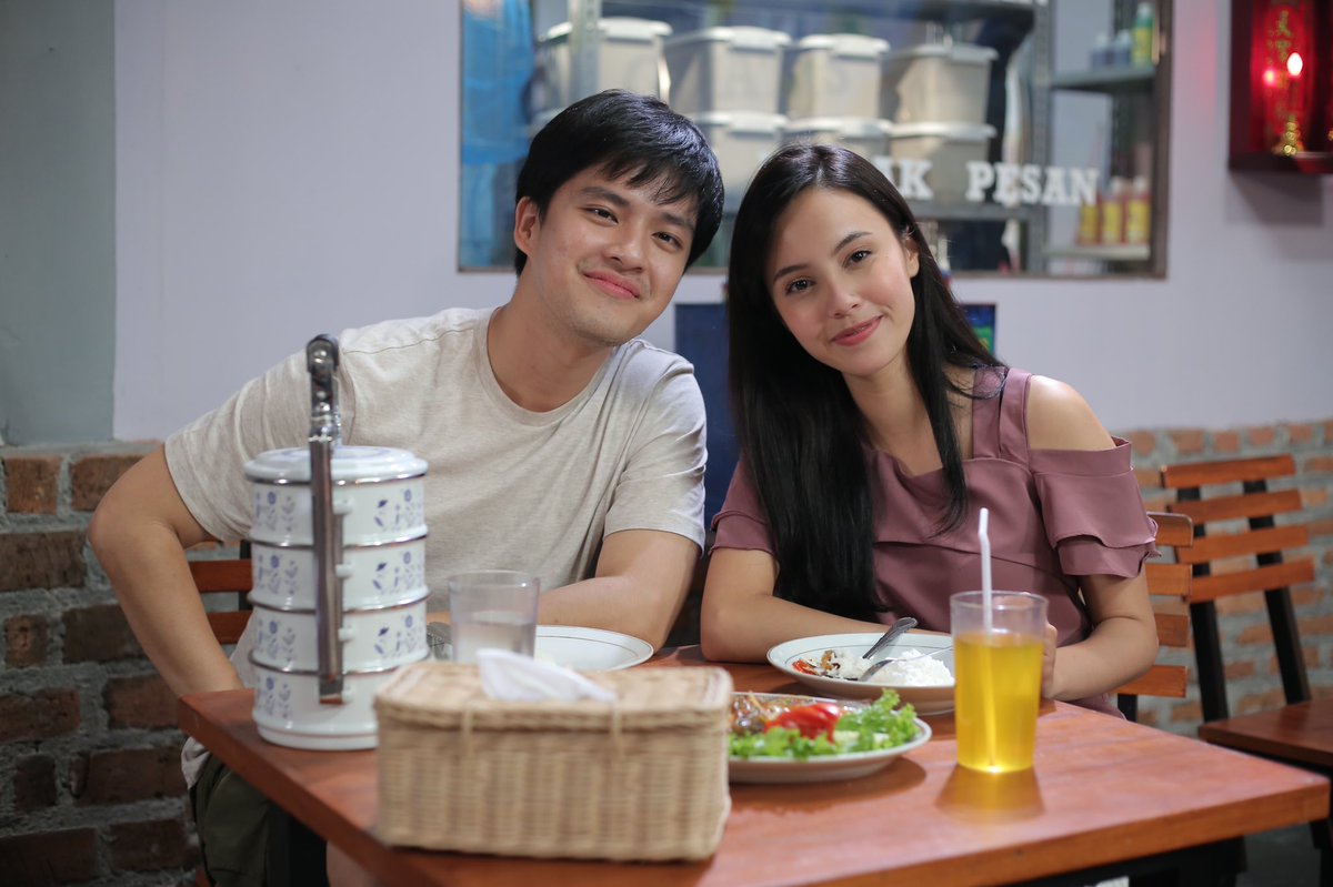 anggika21's tweet photo. Hello udah ketemu Sherlyn sama Asui di Cek Toko Sebelah the series di @hooq_in belom ? 🤗 https://t.co/lgFBOPZKKc