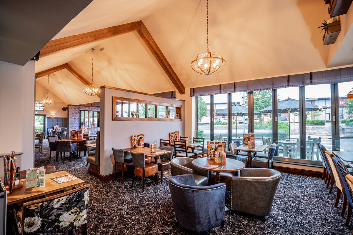 DMP_Cardiff's tweet image. 🎄On the 9th day of Christmas...🎄
The Tall Chimney, Swadlincote for @greenekingpubs completed in August. 
A complete transformation of this Hungry Horse pub, a much fresher interior!
#ukpubs #pubinteriors #interiordesign #greeneking #hungryhorse