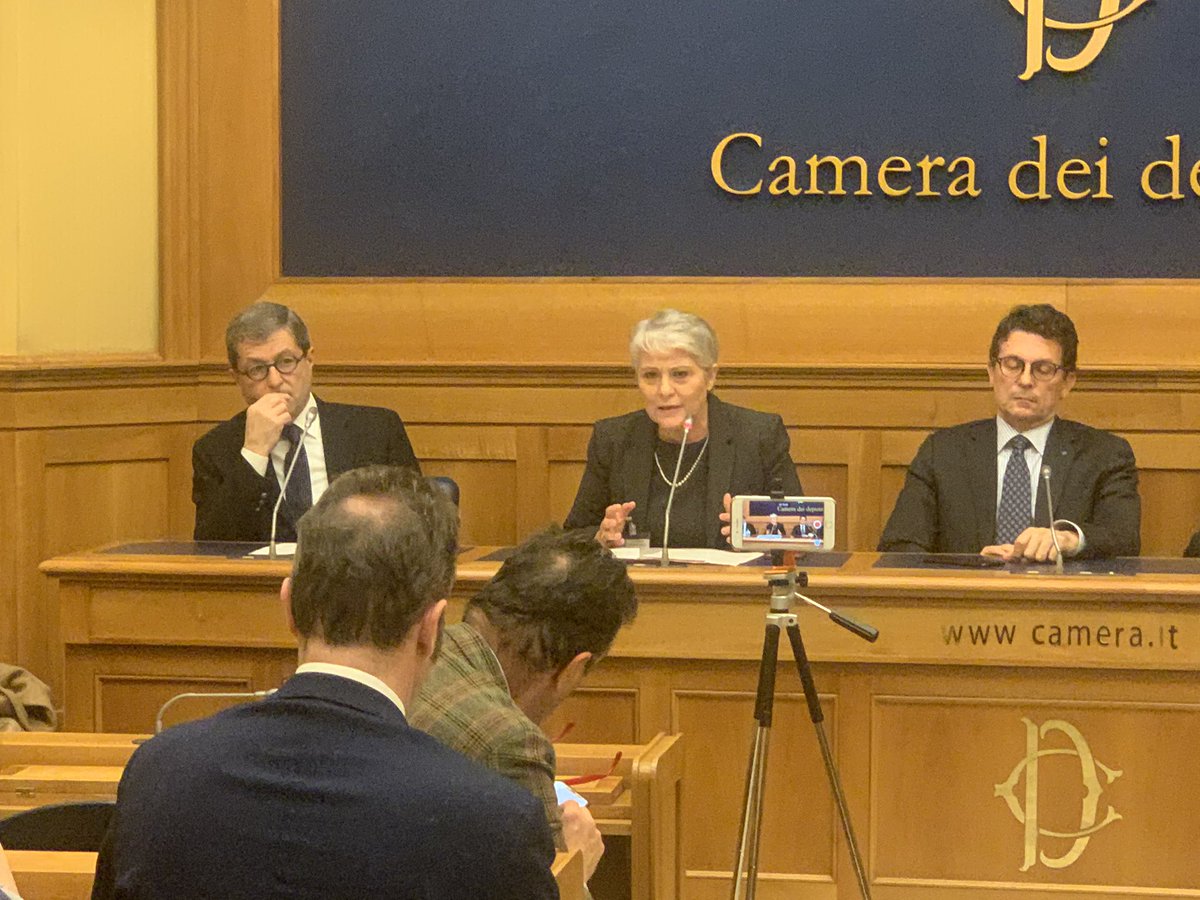 FerpiLaz's tweet photo. Il #giornalismo e la #comunicazione sono professioni  diverse. Sono due binari paralleli di un sistema ferroviario , che solo in alcuni punti si intersecano. Questi punti di incontro non hanno nulla a che fare con #inpgi @RITA_PALUMBO https://t.co/YnzAmaftxx