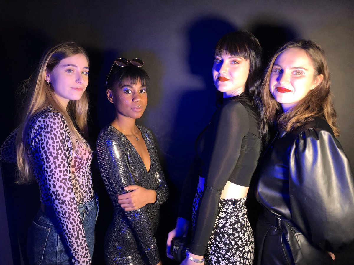 maryse_masson's tweet photo. #shooting #studio #photo  @EcoleLISAA #arago #GraphicDesigner #motiondesign 
Malgré la grève, nos étudiants restent   #créatifs  ❤️
@Agnes_Nicolas @ConstanceGrison @vanessafarnot @fvermorel https://t.co/Kq6Cp3WkBH