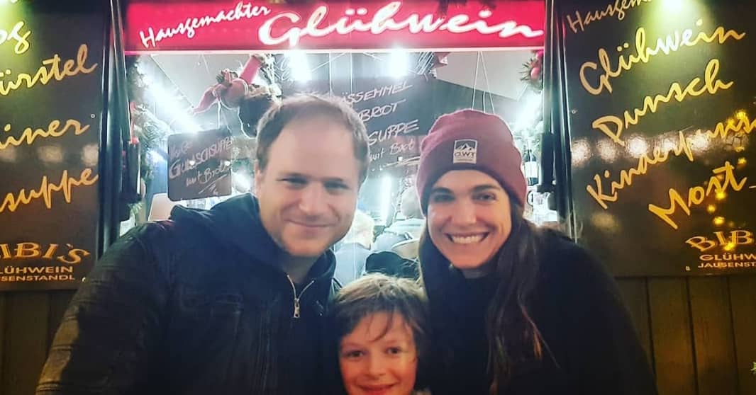 EnaAltenberger's tweet photo. Ich war mit meinen beiden Adrians (Adriansens, Adrianisä) am Christkindlmarkt 😍 Der große hat Glühwein und kandierte Äpfel spendiert und der kleine hat mit mir getanzt. Jetzt bin ich weihnachtsglücksselig. #diebesteallerwelten #adriangoiginger #jeremymiliker ❤ https://t.co/2WUdjM9UCE
