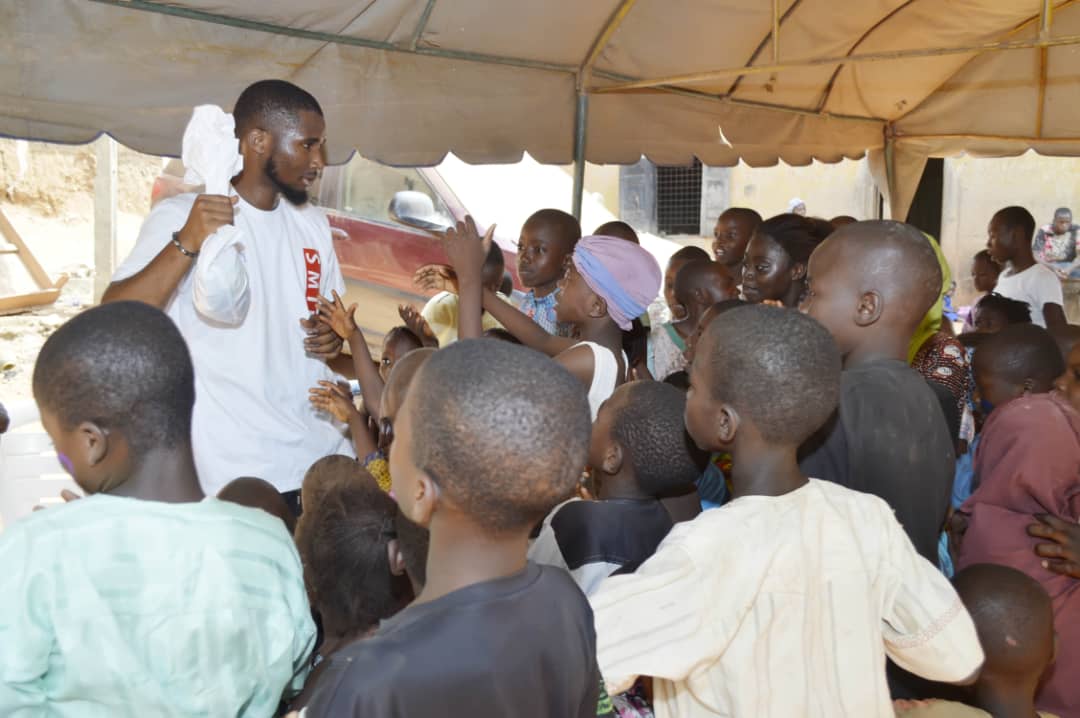 heywaiio's tweet photo. We need cloths, shoes, food items and cash to get stuffs to donate to the less privileged.. Let's help you put smile on someone's face the yuletide #thegiveproject #thegivehopetotheslumchild #volunteering #volunteer #SDGs https://t.co/Z7QRXbJw5E