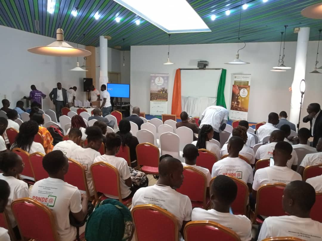 JeffAmann_'s tweet photo. #CIV225🇨🇮l Temoignages émouvants des participants au projet @CivAgriHack qui estiment avoir beaucoup appris de cette aventure. 
#CivAgriHack #Psndea #Ict4Ag #Civ https://t.co/UsCiJgNZHK