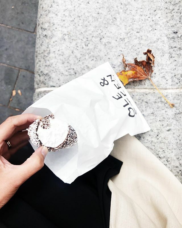 SmallAcornsBlog's tweet image. Just treated myself to one of these... I have no idea what it is called but it tastes amazing (like a posh Tunnocks tea cake!) #makingwintercozy  #savouringmoments #crumbsnaps #foodphotographyandstyling ift.tt/2EwSirT