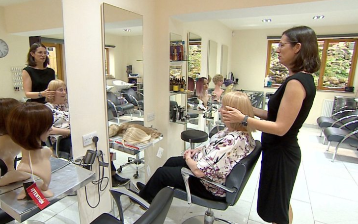BBCWiltshire's tweet photo. A Wiltshire woman who's spent 14 years supplying and fitting wigs for people with cancer has been handed a prestigious award. Lynda Hutton from Chiseldon near Swindon received the accolade from the Institute of Medicine in London https://t.co/Wpiif0itBx https://t.co/UA83mtKegi
