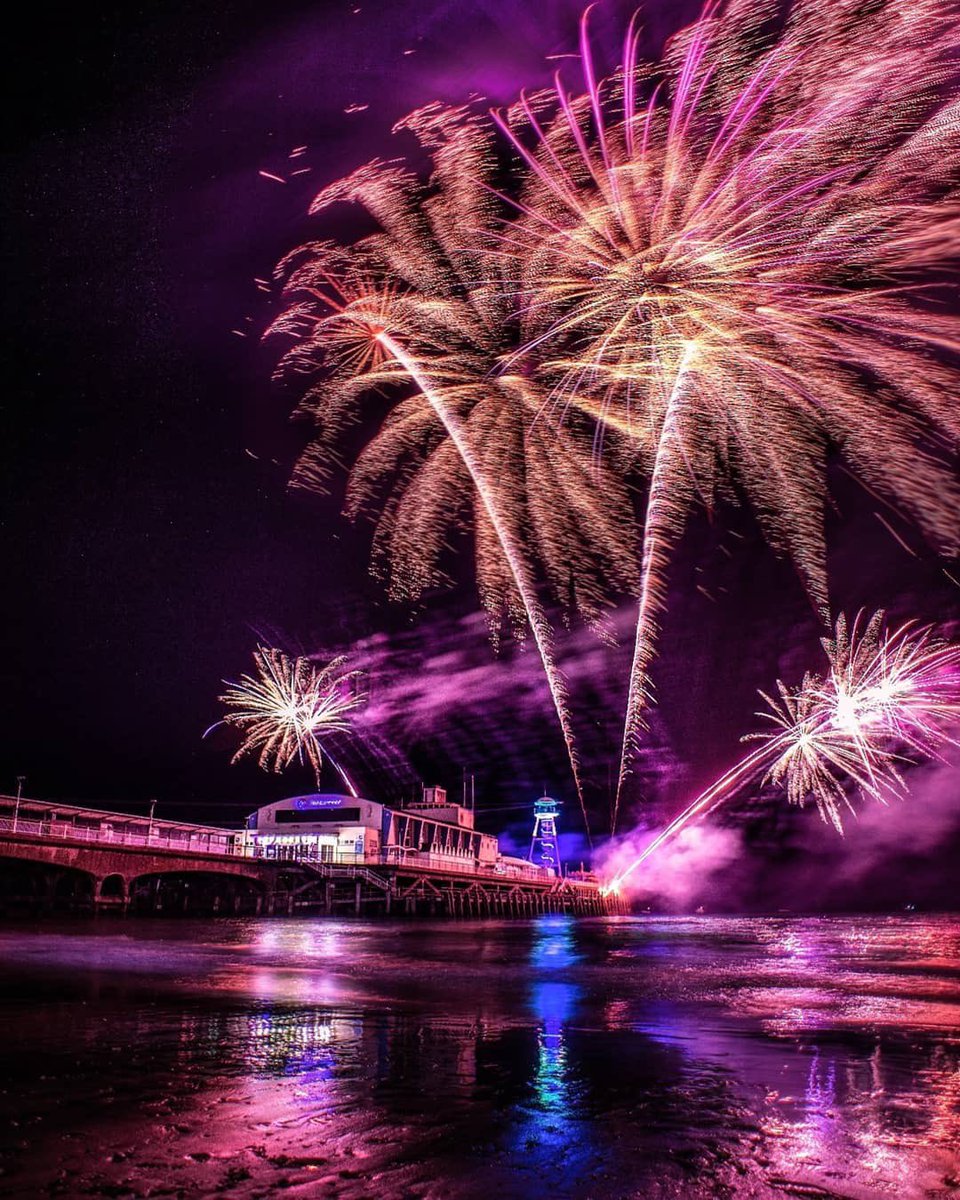 bmouthofficial's tweet photo. Due to the exceptional high winds and poor weather conditions this eve, the decision by the contractor and the Council is that it would be unsafe for the Christmas Fireworks tonight to happen and has had to be cancelled. 

We apologise for any inconvenience caused. https://t.co/wNdRG1j9fc