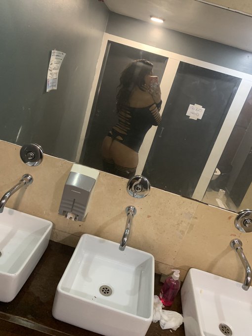 Dirty mirror love https://t.co/nVGJLqdDfA<a href="/tag/humpday"class="tags"><span>#humpday</span></a>