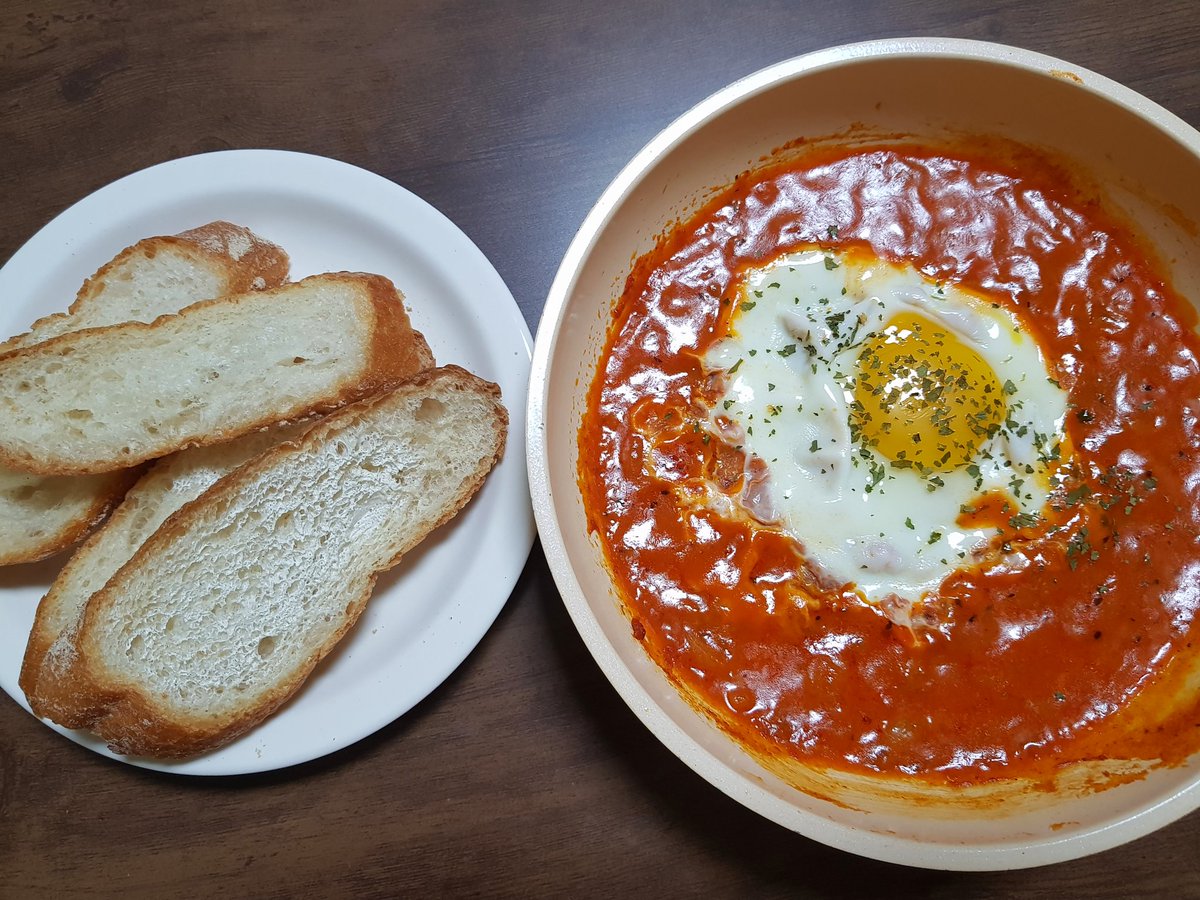 🍴파판14 <샥슈카>
라자냐 해먹고 남은 토마토 소스로 만들었어요! 18cm 에그팬으로 만들면 2인분정도 나옵니다^_^
아주 간단하고 쉬워요!

레시피는 타래로👉