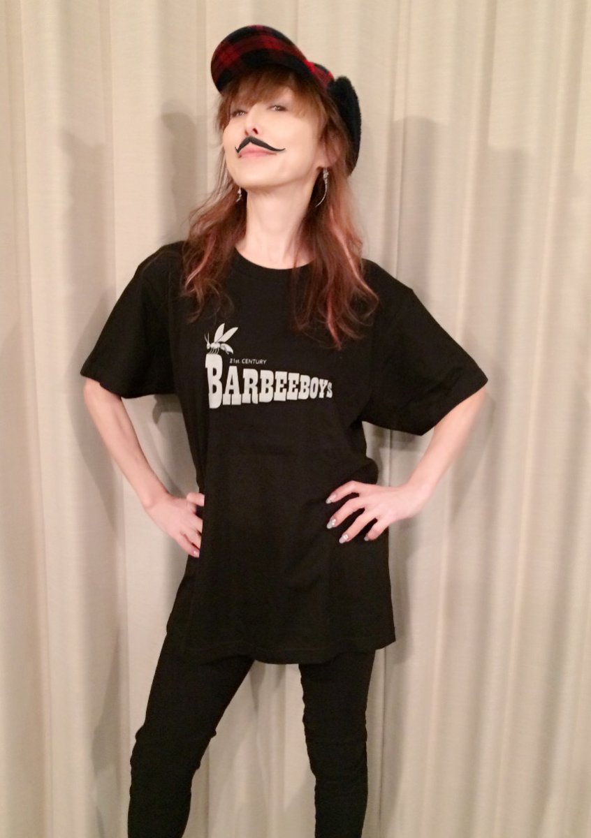 Barbee Boys バービーボーイズ 公式 事前販売予約は Liveに参加されない方でも購入可能です ヒエログリフ蜂が乗った新ロゴtシャツ 22日 まで Hmvonlineとローソン ミニストップ設置loppiで予約受付中 杏子着用mサイズ 色 黒 ロゴ色