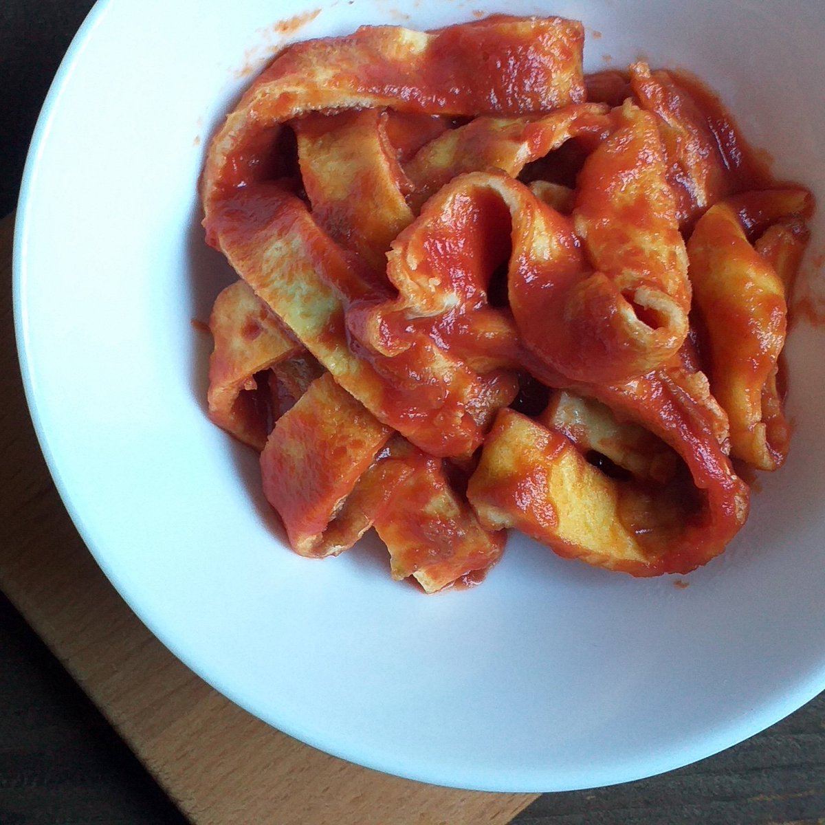 ...e ecco un piatto della mia gioventù..! Quante volte me le sono fatte preparare per pranzo o per cena!  
Cosa sono?? Frittatine trippate! 😋 che di trippa hanno solo l'aspetto eh!😉
Per la ricetta➡️ blog - 🔎 - "frittatine trippate" 
#sweetandsaltycorner #foodblogger #ricette