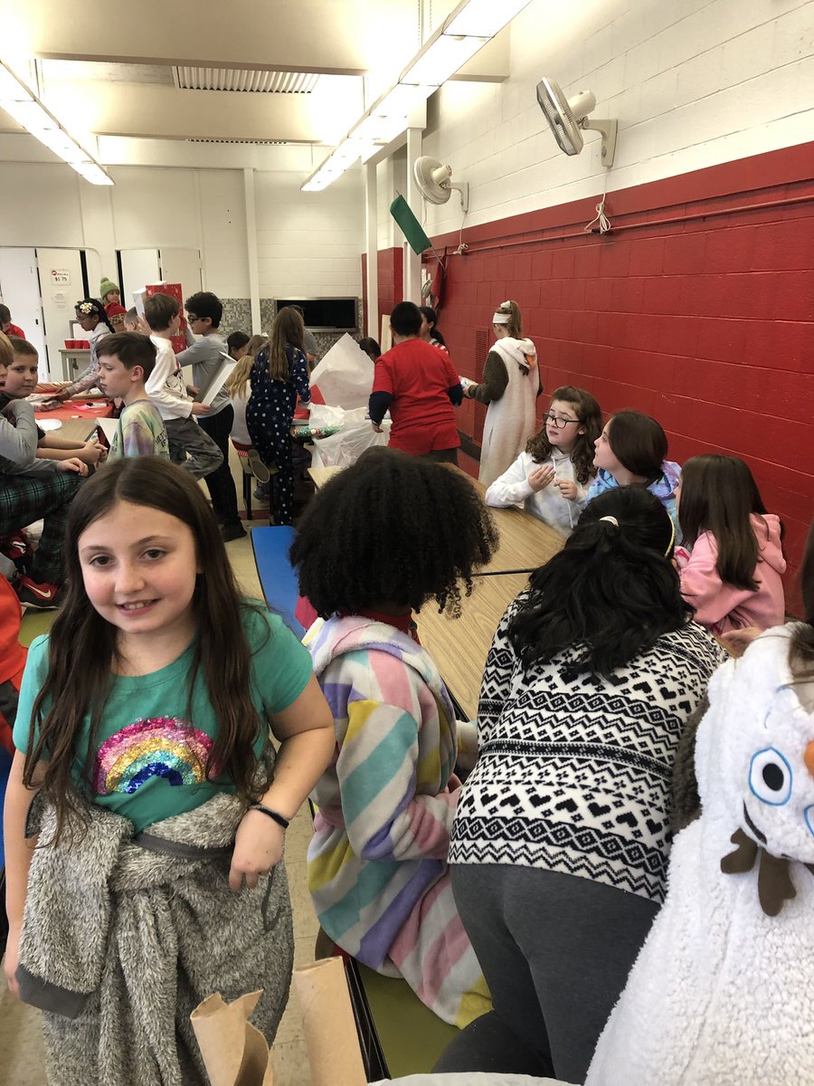 5Yclassykids's tweet photo. Well that’s a “wrap”... awesome fifth graders at Amvet held their wrap party yesterday for our adopted families... great job by these little elves.  @awesomeamvet @OBrien5Amvet @MrsLynchAmvet https://t.co/KbMXAcomHr
