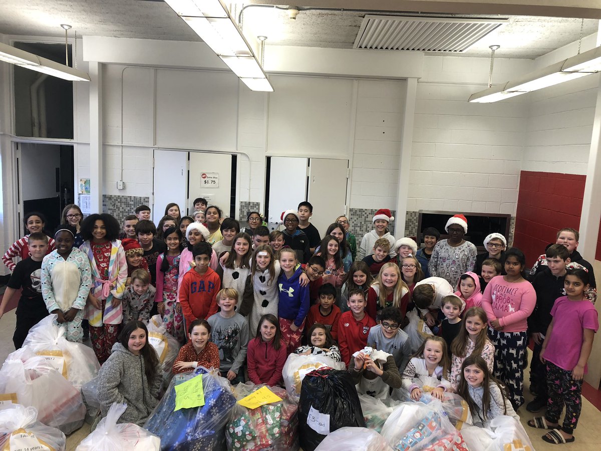 5Yclassykids's tweet photo. Well that’s a “wrap”... awesome fifth graders at Amvet held their wrap party yesterday for our adopted families... great job by these little elves.  @awesomeamvet @OBrien5Amvet @MrsLynchAmvet https://t.co/KbMXAcomHr