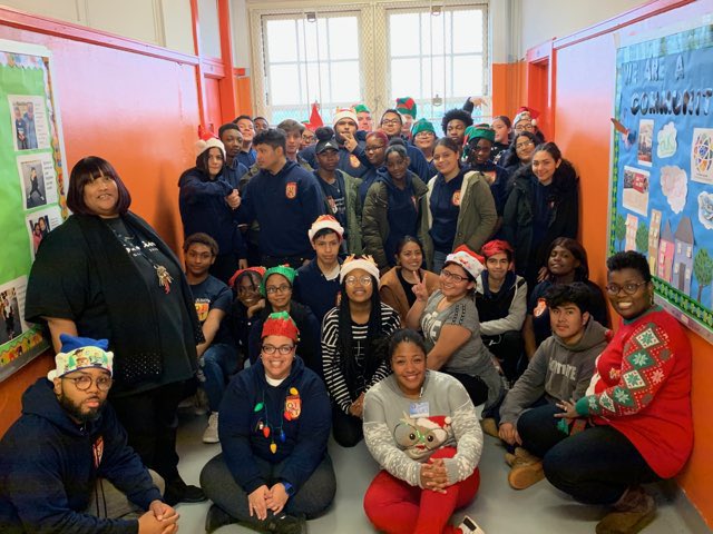 UCS_UFT's tweet photo. A beautiful #connection btwn 2 #ucsuft in #queens Student council from #qirt participated in a day of service at @PS52Q school. The HSstudents helped to wrap gifts for the ES students. They also helped with the schools indoor fun day! #communityschools #UnionProud https://t.co/ZyQ18IWZ4s