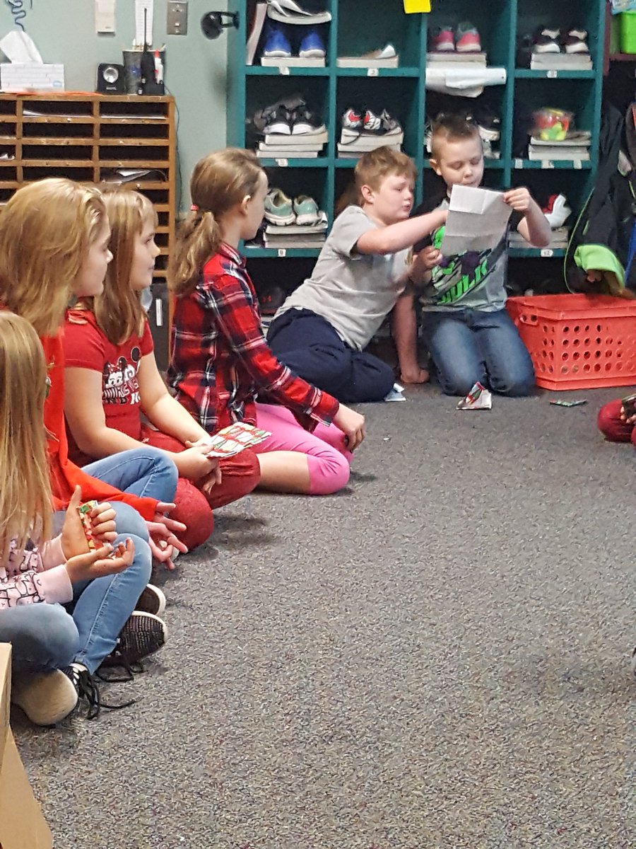 MrsSimon3rd's tweet image. Gifting compliment notes to classmates may be my new tradition!! So sweet to see smiling faces and hear such kindness! #renwickproud