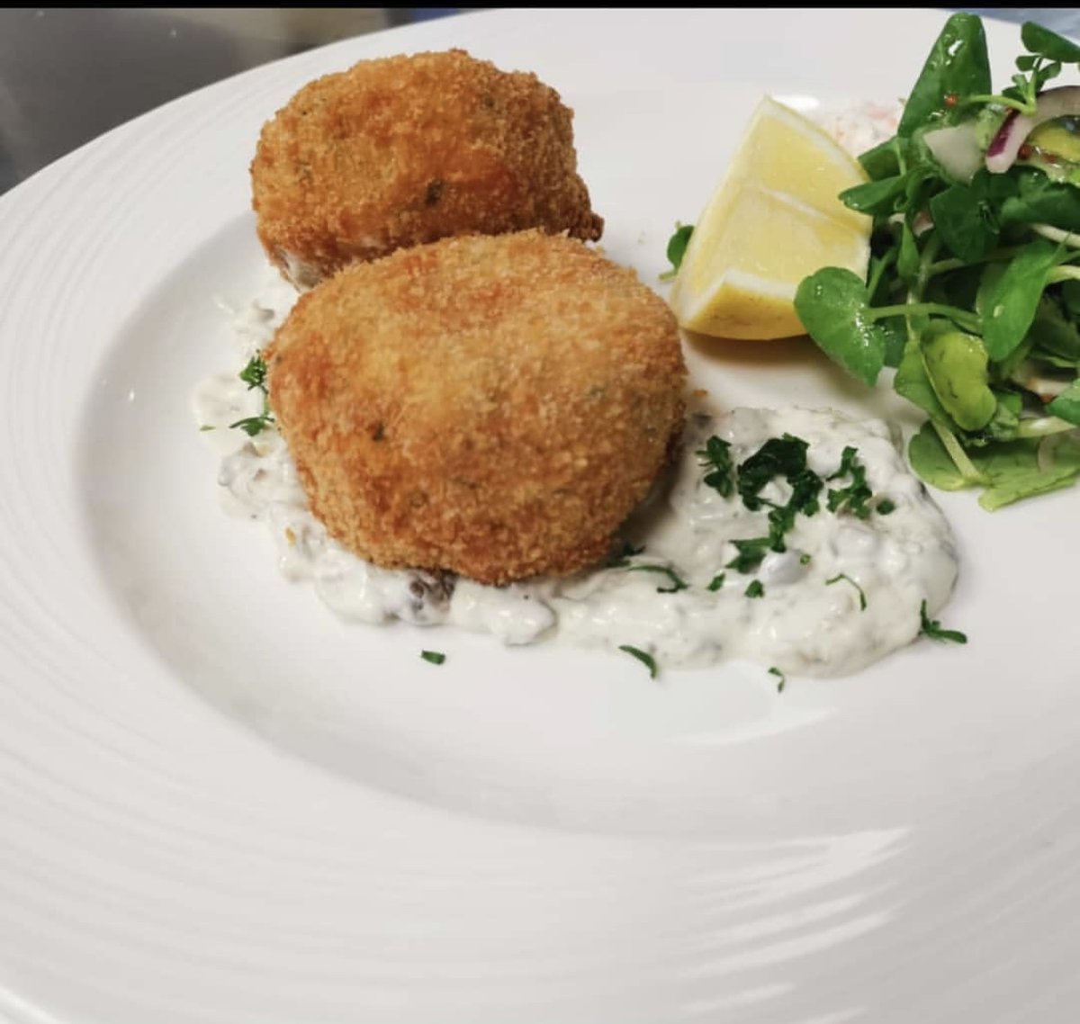 Hitting the specials today ! Hot Smoked Salmon Fishcakes with homemade Tartar Sauce by our amazing chef Tommasso #kemps #stanleypark  #freshfood #amazingchefs