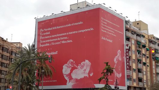 albertommoral's tweet photo. Coca-Cola felicita la Navidad (sutilmente) a Pepsi en estas lonas publicitarias

#Marketing #Branding #Campaign https://t.co/AoOhORnM2c