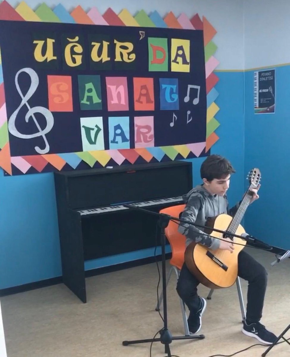 UOCalli's tweet photo. 7. sınıf öğrencimiz Egehan ÖZCAN; gitar dinletisi ile öğle aramıza renk kattı.🎸🎼
#UğurdaSanatVar https://t.co/POtXtUy2cx