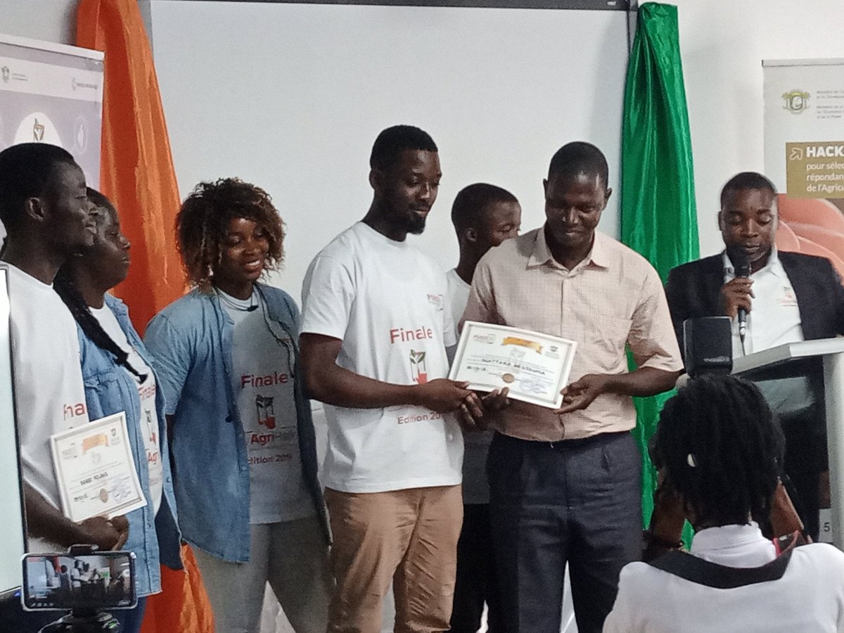 aboukam's tweet photo. Remise de diplôme de participation à la team GreenEnergie qui propose une solution de couveuse pour multiplier la production de volaille en Côte d'Ivoire...  @CivAgriHack #CivAgriHack #Psndea #Ict4Ag #Civ https://t.co/tMP7l5W5op