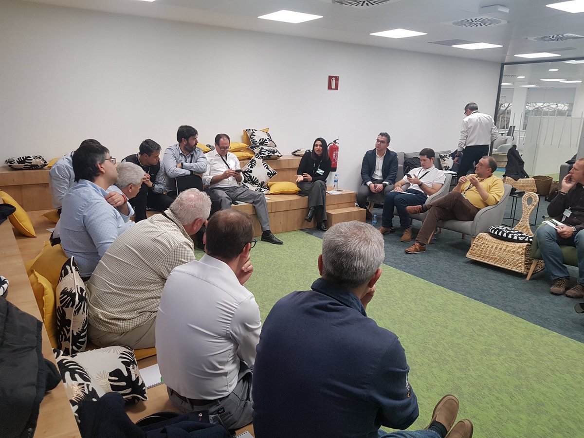 instaladores20's tweet photo. Jesús Requena y Luisa Guillén informan sobre las posibilidades de formación online de @SchneiderES https://t.co/YmCoh9zOFA