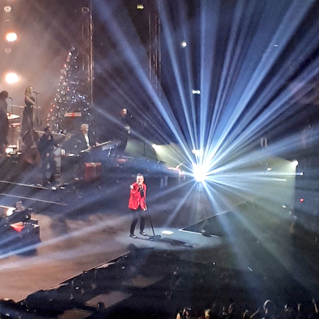 Angel_Devil982's tweet photo. My pics from the Robbie Williams show I went to recently. Had a fantastic time - even from where I was on the "higher" seats the energy was palpable. Wonderful show, and a gifted showman. Great gig memories. 🎙🎶 

#RobbieWilliams
#robbiescominghome 
@robbiewilliams https://t.co/sZJ6YP8Rum