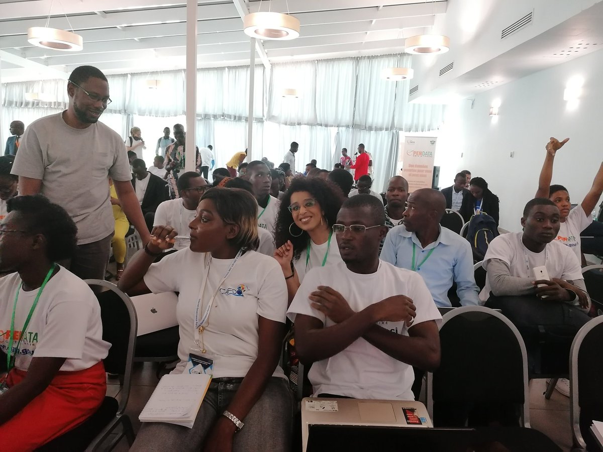 DAuxiliatrice's tweet photo. Jour 3 Cafdo pitch sur les projets du Hackathon. Un coucou spécial aux amazones de @Fem_Data
#RoyaleLami
#MariamKakaY
#Emmatanuel https://t.co/HMU4heDvty