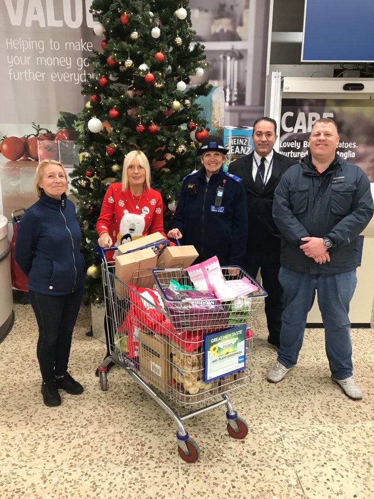 <a href="/DavislfcSteve/">Steve Davis</a> Supporting the Met. Police with their children's Christmas party #Tescocommunitychampion #TescoRoneoCommunity
