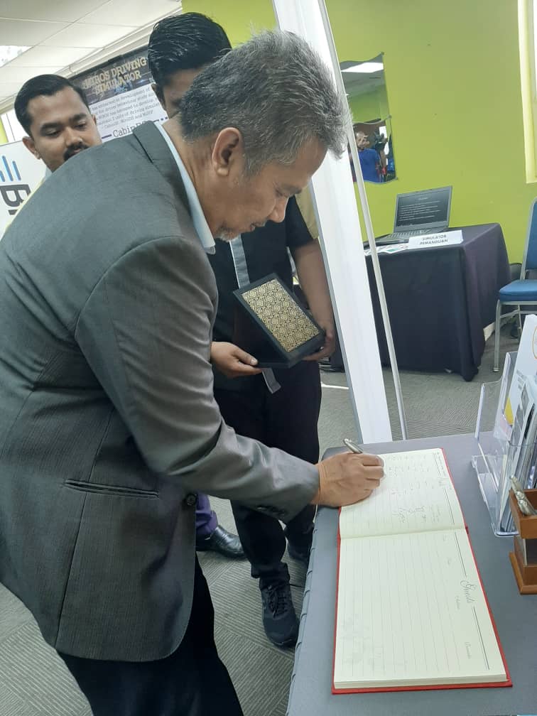 mirosroadsafety's tweet image. Hari Ini di Lembaga Lebuhraya Malaysia: Pameran Simulator MIROS bersempena dengan Hari Pembudayaan @LLMrasmi  2019 untuk kaji selidik tabiat pemanduan pengguna jalan raya di Malaysia. Turut melawati booth MIROS, YBhg. Dato’ Ir. Mohd Shuhaimi Bin Hassan, Ketua Pengarah LLM.