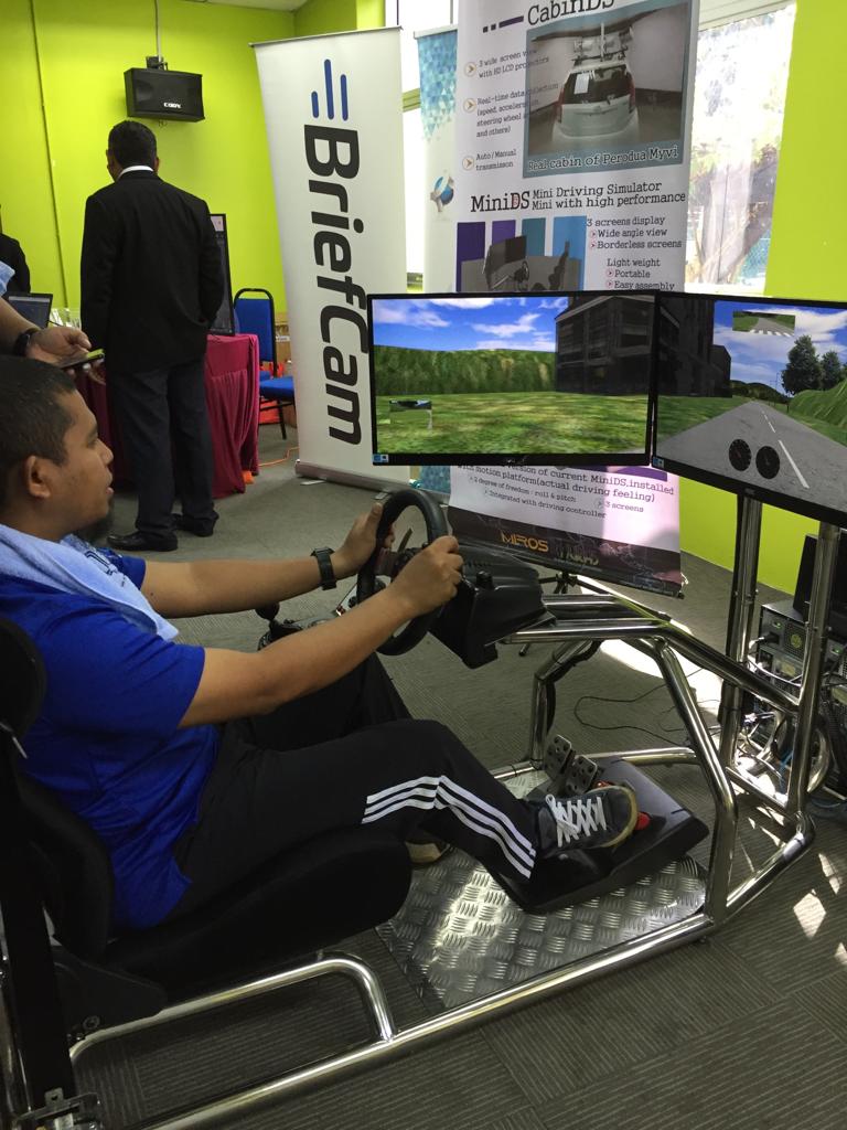 mirosroadsafety's tweet image. Hari Ini di Lembaga Lebuhraya Malaysia: Pameran Simulator MIROS bersempena dengan Hari Pembudayaan @LLMrasmi  2019 untuk kaji selidik tabiat pemanduan pengguna jalan raya di Malaysia. Turut melawati booth MIROS, YBhg. Dato’ Ir. Mohd Shuhaimi Bin Hassan, Ketua Pengarah LLM.