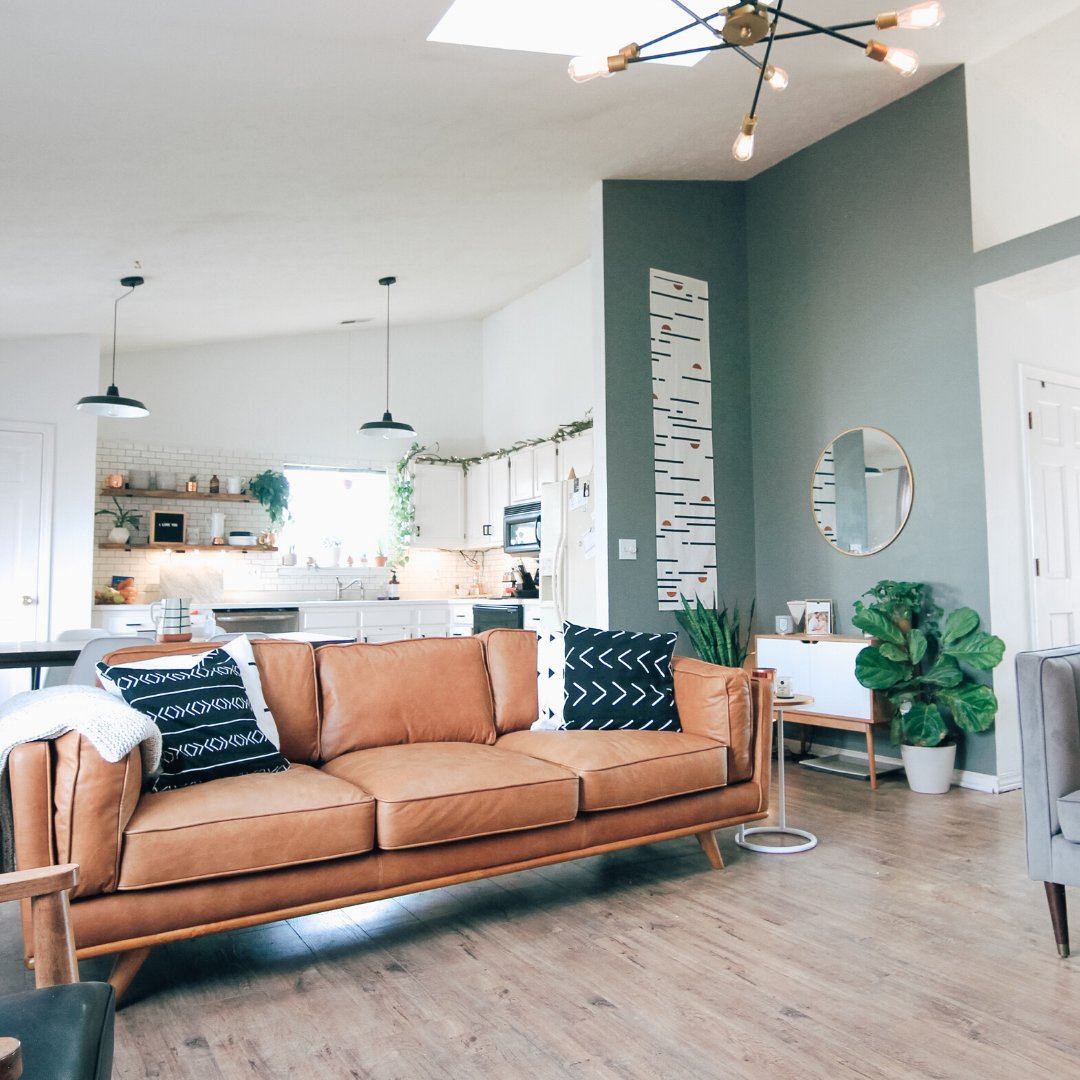 guywiththedog's tweet photo. How can you help get your home ready to be put on the market? Have you decluttered your house yet? Have you repainted lately? Be sure to give our blog a read this month! #theguywiththedog #narcityottawa #ottawarealestate https://t.co/I2IzsBzGRd