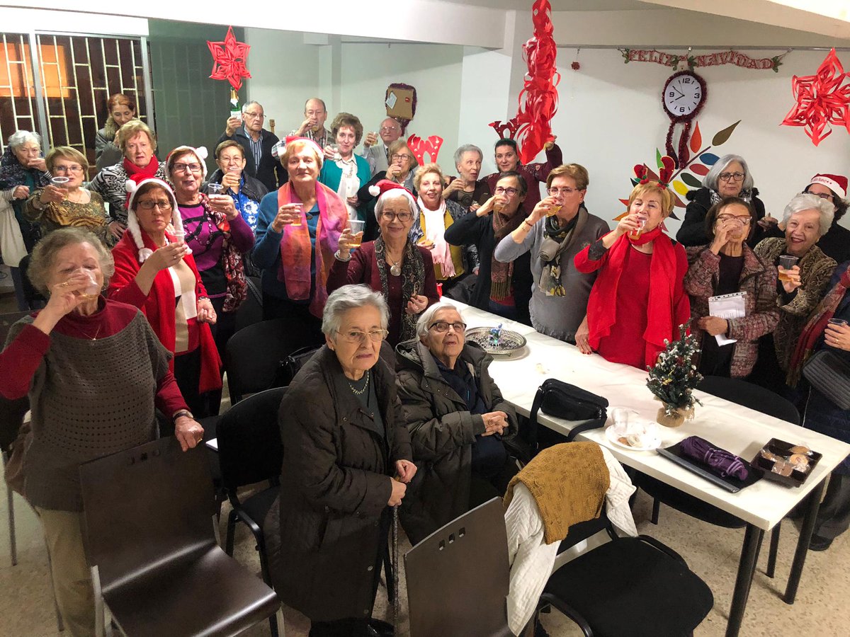 ategal's tweet photo. Está claro que la Navidad ha invadido nuestras aulas 🎄

Igual estas fotos os ayudan a imaginar cómo lo pasamos ayer en #Vigo 😍

¡Gracias por todos los villancicos, risas y felicidad! ❤️ https://t.co/BHcJFUOzGP