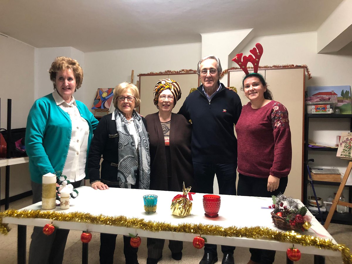 ategal's tweet photo. Está claro que la Navidad ha invadido nuestras aulas 🎄

Igual estas fotos os ayudan a imaginar cómo lo pasamos ayer en #Vigo 😍

¡Gracias por todos los villancicos, risas y felicidad! ❤️ https://t.co/BHcJFUOzGP