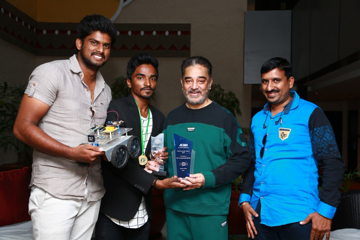 maiamofficial's tweet photo. விபத்து ஏற்பட்டால் உடனடியாக உதவி கிடைக்கும் வகையில் பிரத்யேக கருவியை உருவாக்கிய மயிலம் பொறியியல் கல்லூரி மாணவர்கள்,மக்கள் நீதி மய்யம் கட்சி தலைவர் திரு @ikamalhaasan அவர்களை நேரில் சந்தித்து வாழ்த்துக்களை பெற்றனர்.
#Nammavar
#MakkalNeedhiMaiam https://t.co/94NiJqADrz
