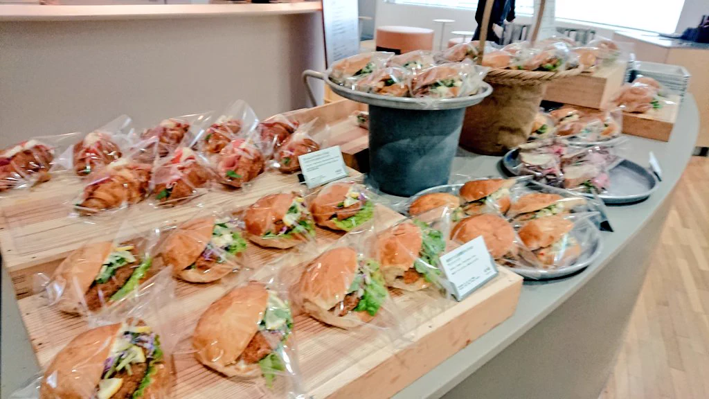 東京都現代美術館のカフェ「二階のサンドイッチ」のサンドイッチがおいしいうえに、ボリューム満点だそうです。