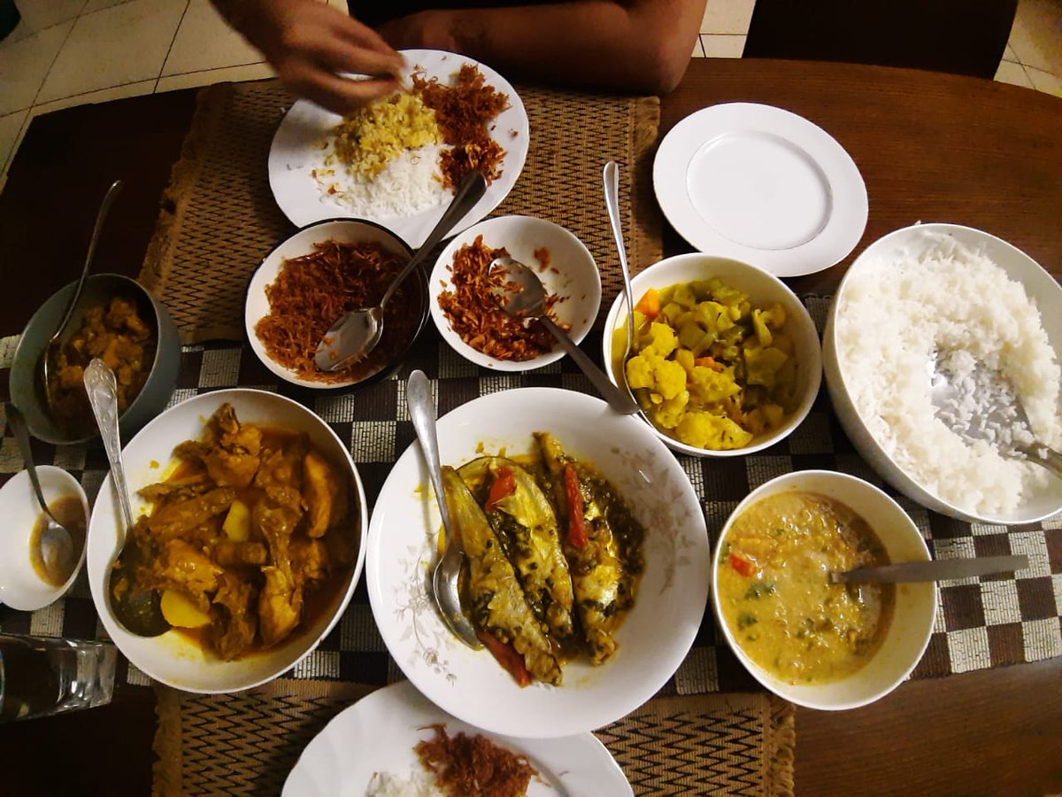 srijitspeaketh's tweet photo. Shoshurbarir prothom official bhuribhoj - jhiri jhiri aaloo bhaja, loitya shnutki, dal, kawraishnuti die paabda maach, murgir jhol aar bnadakopi die gorur goshth 😍 https://t.co/zQ9QsFxLv5