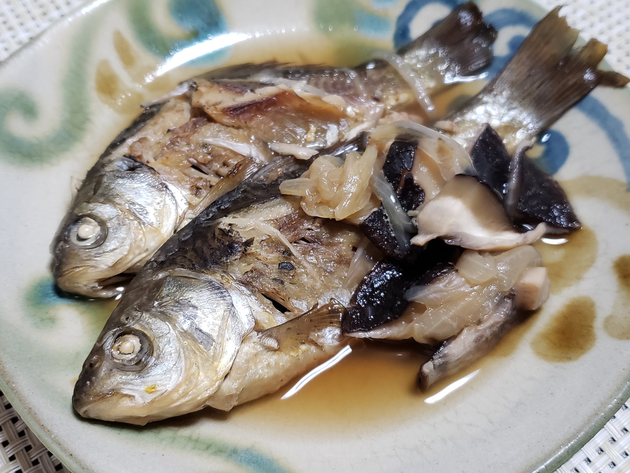 フナと納豆のひと 元マンボウ拾ったひと ふなみそにするには小さく また甘露煮には少し大きなフナ を焼いて 乾かしてから淡口のしょうゆ煮にして食べる 下の個体の方がうまかった あとは冷凍庫の端肉を集めて肉炒め T Co Rwyfbyrxeo Twitter