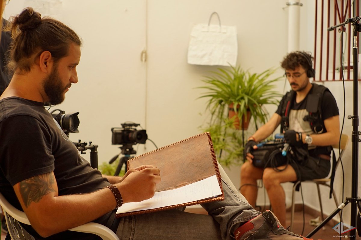 DiggingDStudios's tweet photo. Más fotos del rodaje del documental "MEMORIA" @VickyCastle9 @nolas_  @Bill_Chains @mjemes_ @ActuaCordoba @bodegasdelgado @codimar https://t.co/sWxGROjYGO