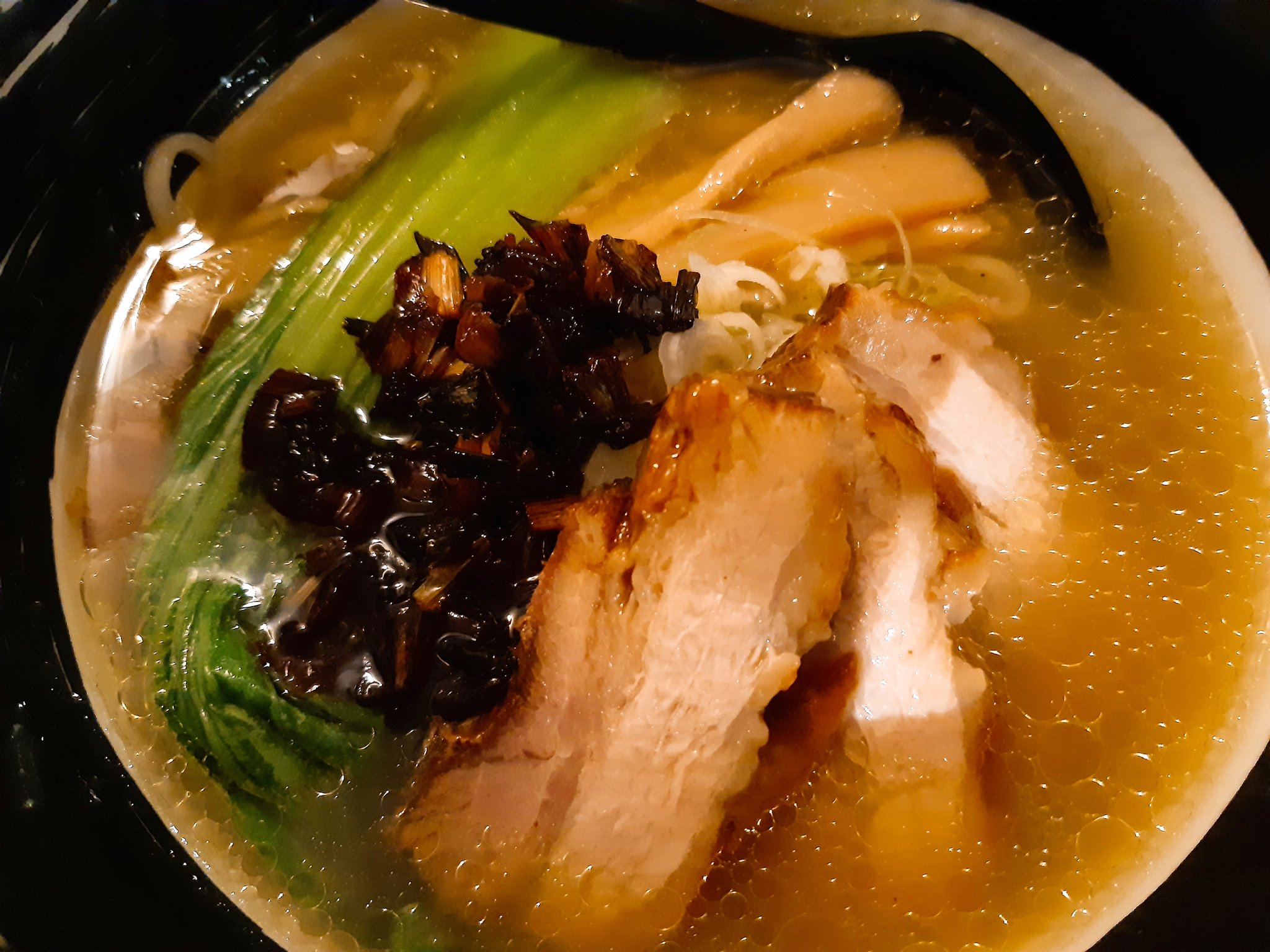 Padmako Bali サンセットからの ラーメン イブチャングルマン 初 浜虎ってきました 黒はあっさりの豚チャーシュー麺 赤はクリーミーラーメンとろける鶏チャーシュー 太めの麺がクリーミーに絡んで美味しかったよ 食べ終わった途端 羽虫