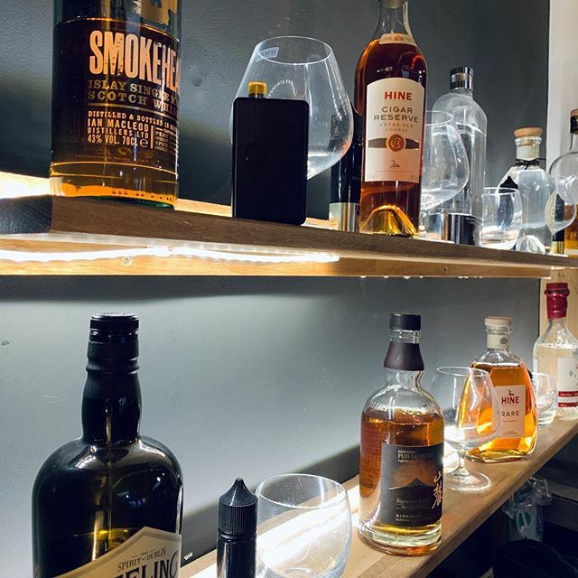 Vape and drink 
#vape #vapetricks #vapeporn #vapelife #vapeshop #whisky #cognac #rhum #routedelasoif #vapeanddrinks #highend #billetbox #ewayvape #maisondistiller ift.tt/35CPm8R